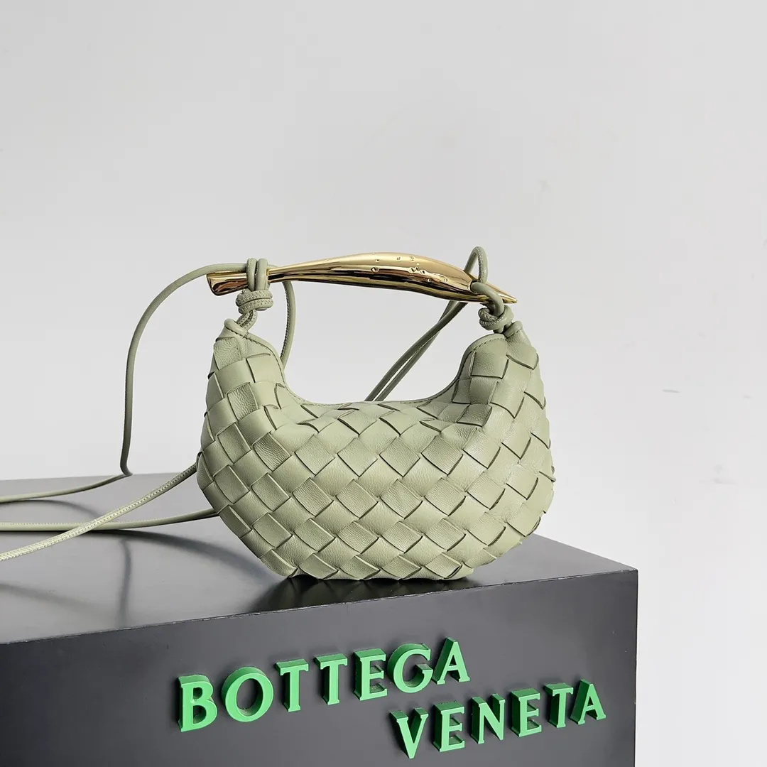 Batch of 1260 BV Mini Sardine is coming‼ ️Super high-end, stainless steel hardware + 24k real gold plating process, fish scales (concave and convex positions) are the finishing touch, the sardine bag that can be carried cross-body is completely beautiful to the heart. The metal element handle and the weaving are perfectly combined to completely integrate the artistic sense and elegance and fashion. It is really like a work of art🏺The large size is elegant, the small size is exquisite and cute, a must-have item for fashionistas, and the details are perfectly reproduced. Style number: 744267 Size 20*12*2.5